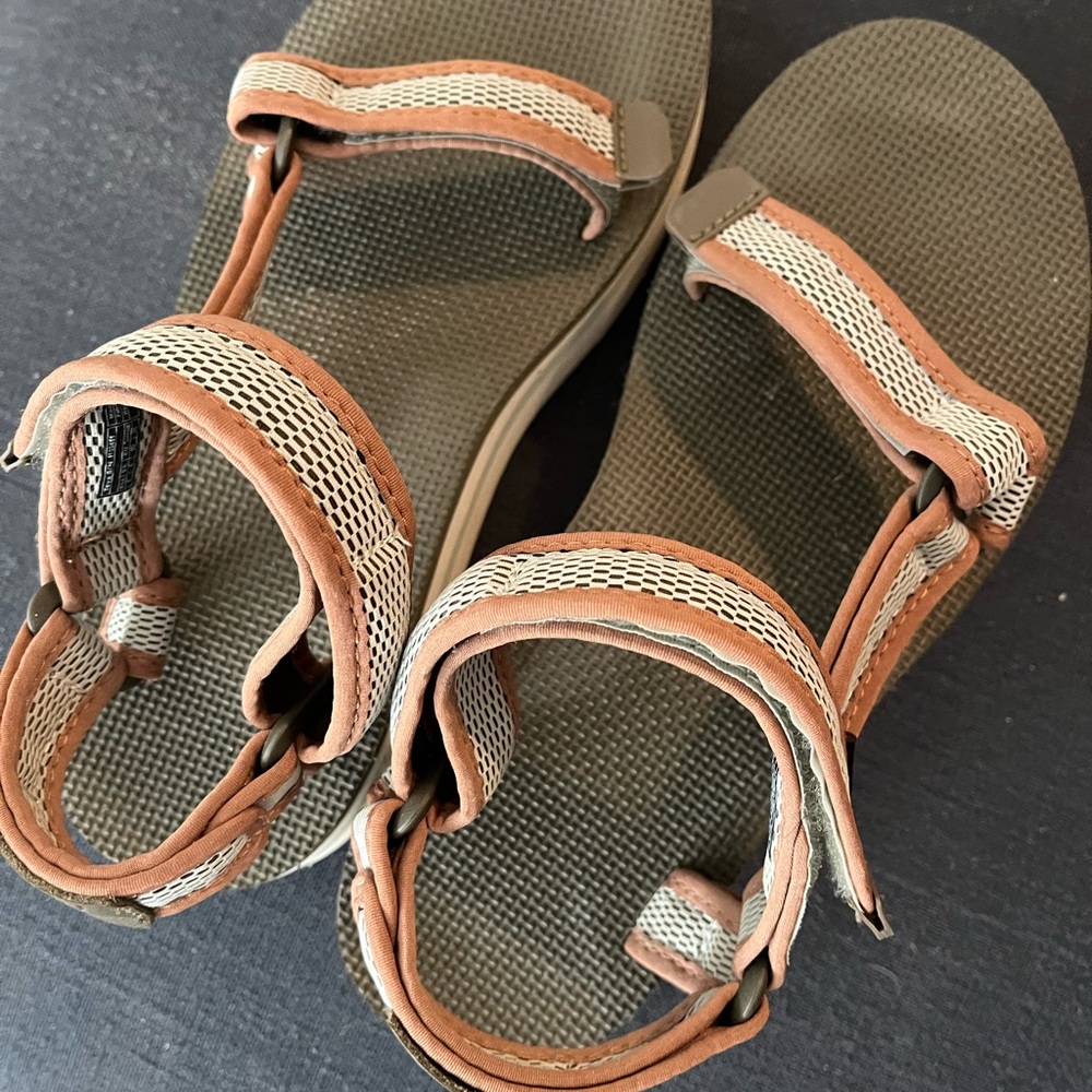 Teva women’s platform sandal in sage and tan